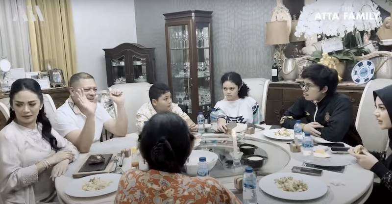momen Aurel dan Azriel bukber bareng keluarga Krisdayanti (youtube.com/attahalilintar)