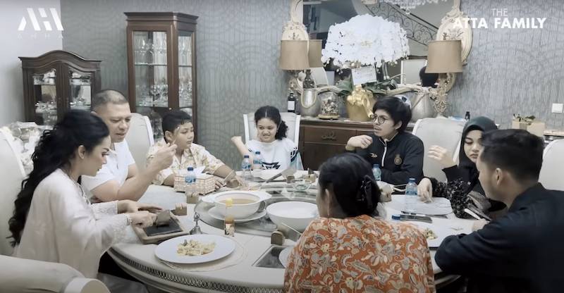 momen Aurel dan Azriel bukber bareng keluarga Krisdayanti (youtube.com/attahalilintar)
