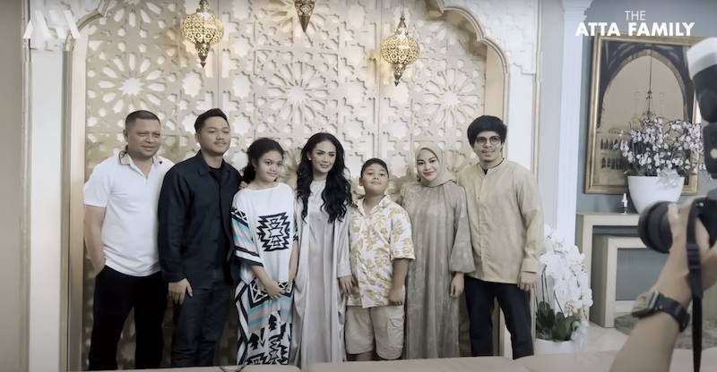 momen Aurel dan Azriel bukber bareng keluarga Krisdayanti (youtube.com/attahalilintar)