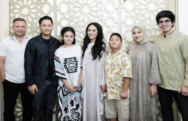 momen Aurel dan Azriel bukber bareng keluarga Krisdayanti (youtube.com/attahalilintar)