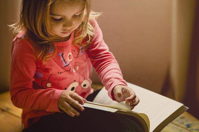 ilustrasi anak membaca buku (unsplash.com/Jonathan Borba)