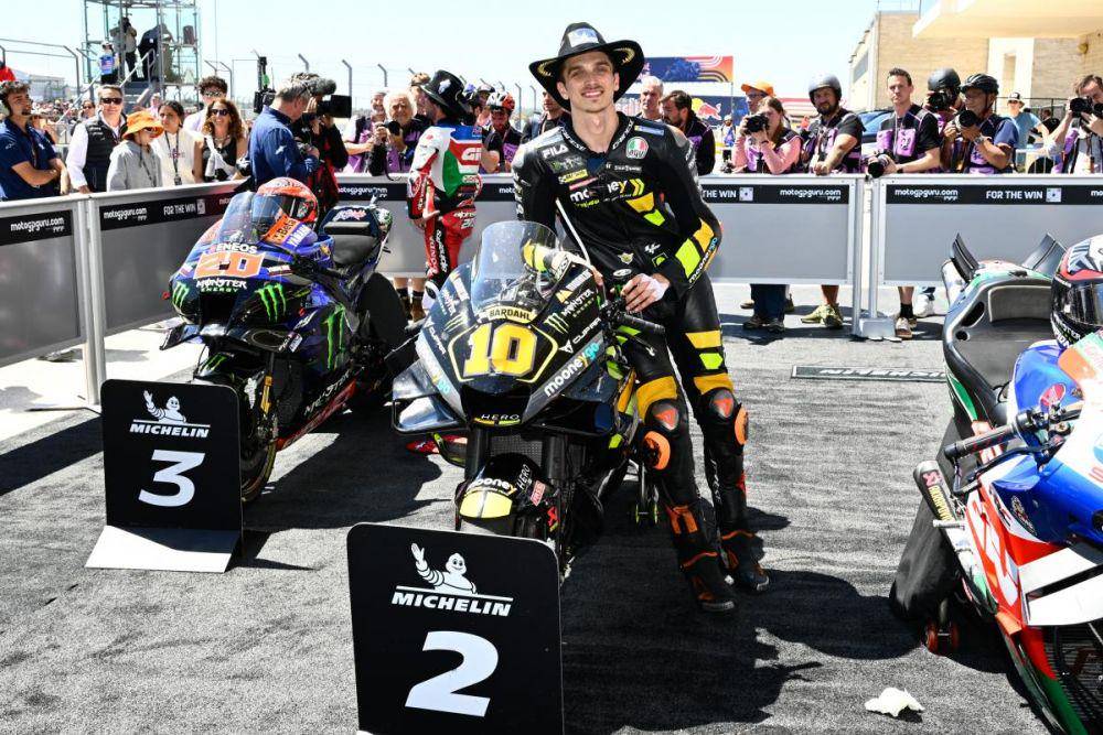 Luca Marini berpose di dekat Desmosedici GP22 miliknya usai main race GP Amerika 2023. (motogp.com)