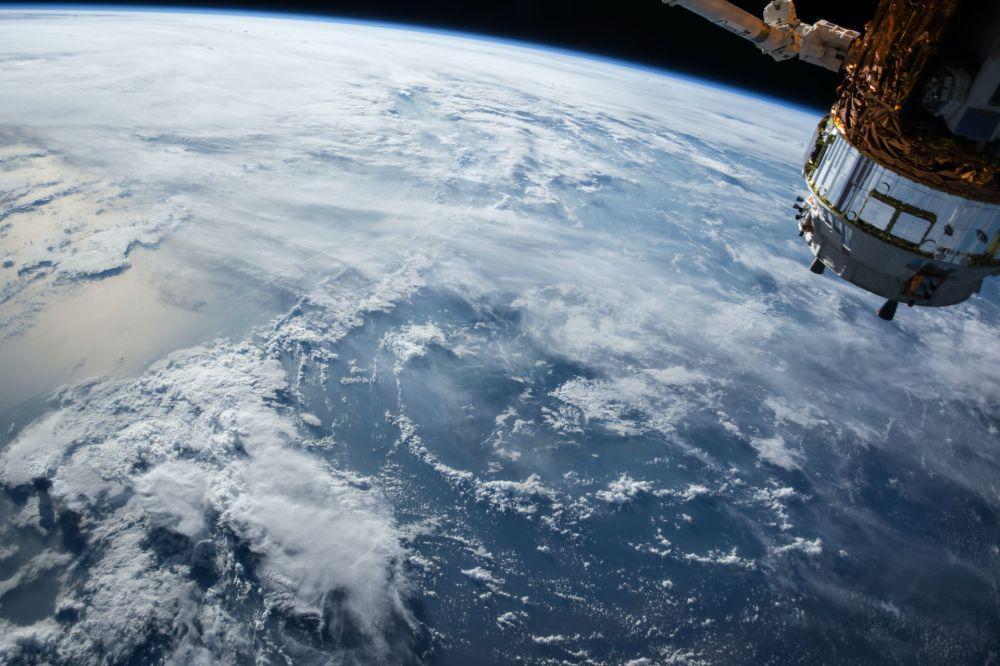 Potret kurvatur atau lengkungan bumi yang terlihat dari jauh. (unsplash.com/ NASA)