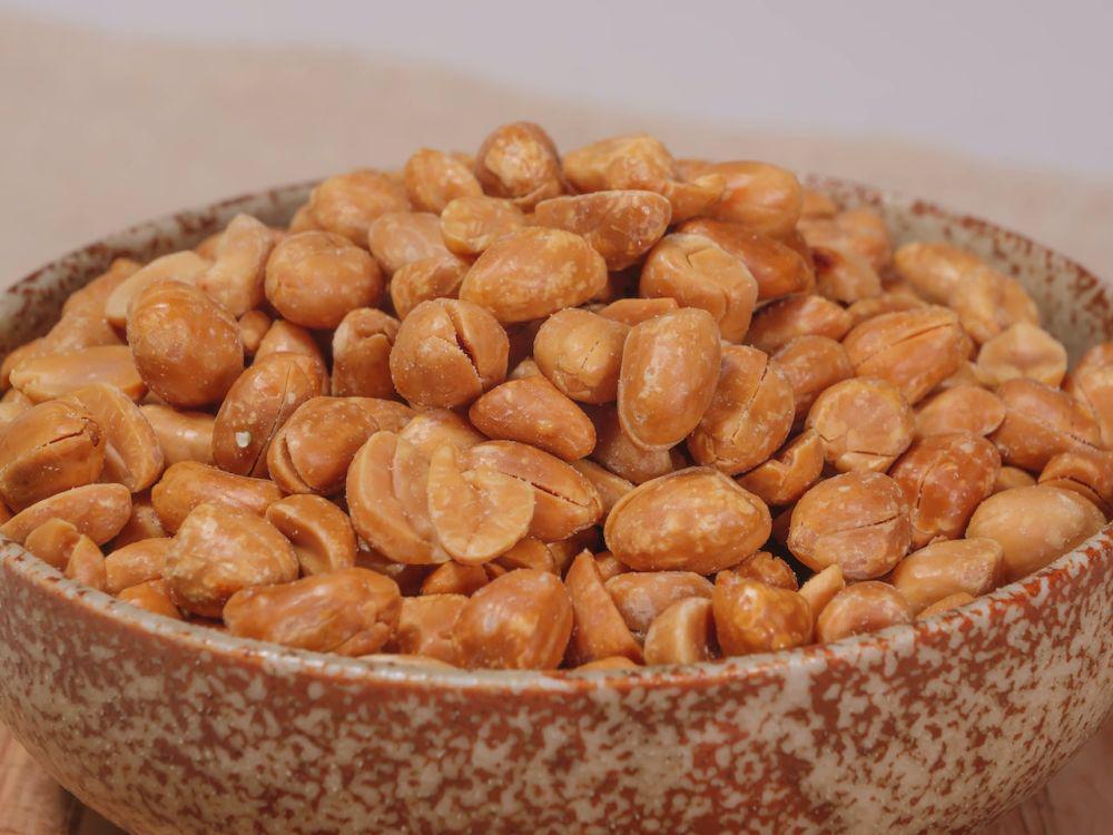 5 Tips Menggoreng Kacang Bawang, Gak Bakal Gosong!
