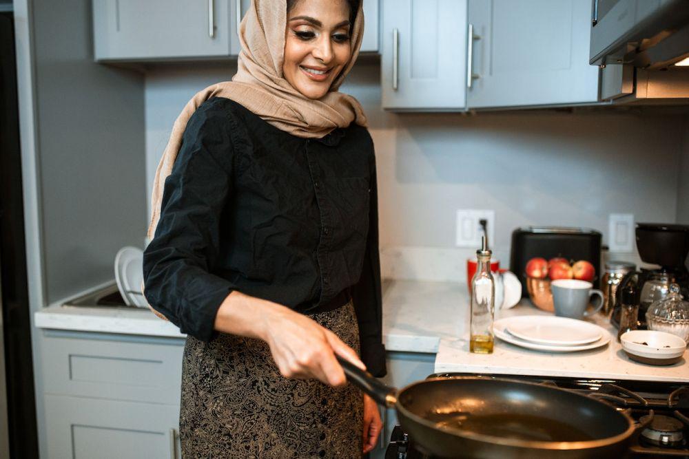 ilustrasi proses seasoning pada wajan (pexels.com/RODNAE Productions)