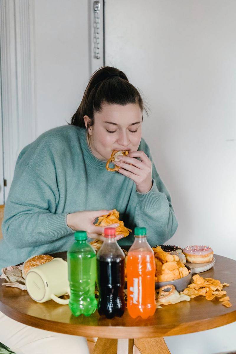 Ilustrasi nafsu makan tidak terkontrol (Pexels.com/Tim Samuel)