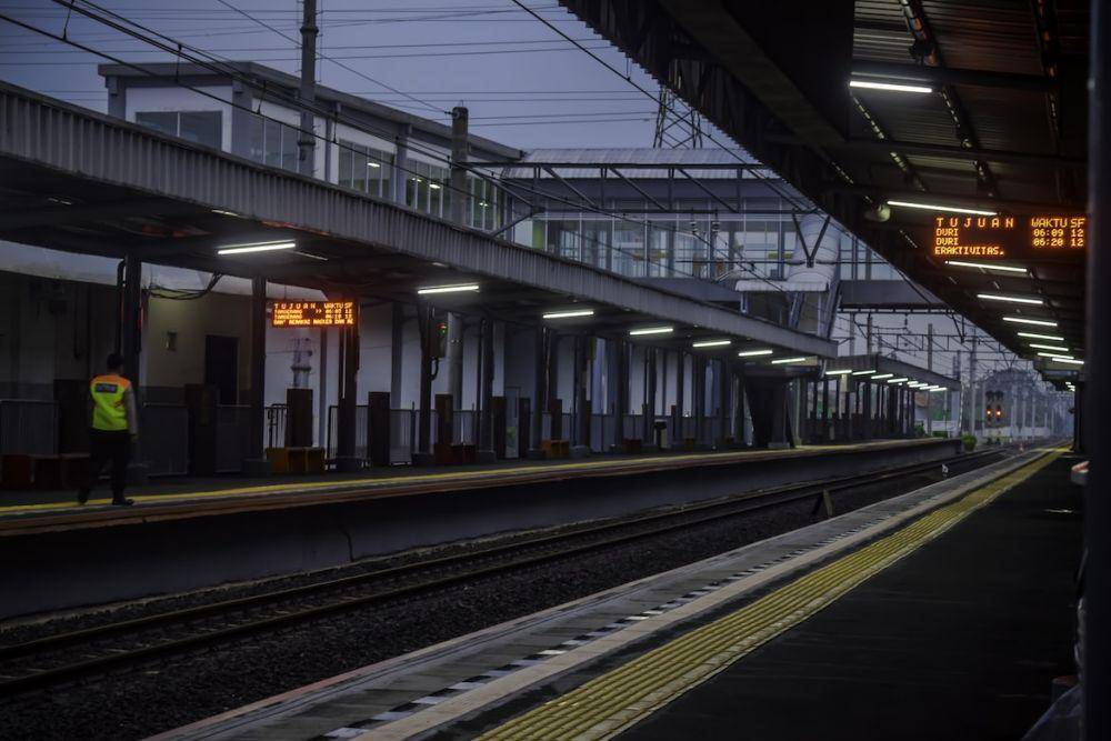 stasiun KRL di Jakarta (unsplash.com/Febrian Adi)