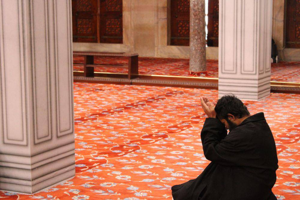 ilustrasi salat orang Muslim (unsplash.com/ Rachid Oucharia)