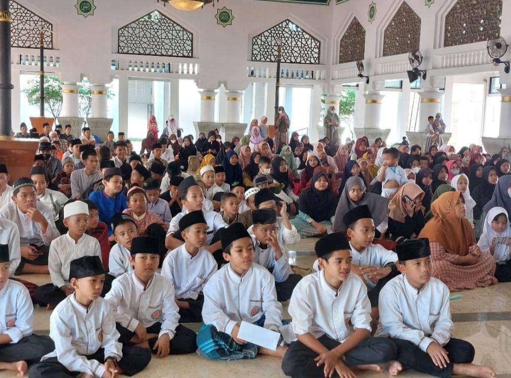 Ilustrasi santunan kepada anak yatim dan dhuafa (IDN Times/Maya Aulia Aprilianti)