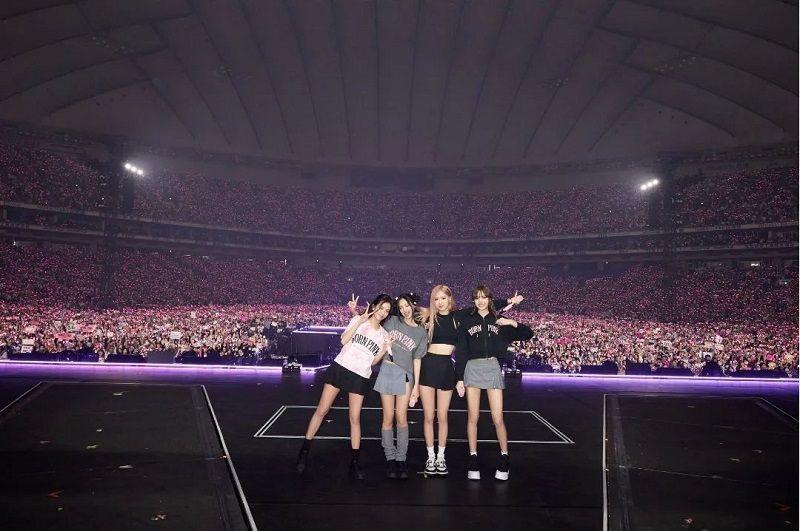 potret BLACKPINK di atas panggung (instagram.com/blackpink.official.insta)