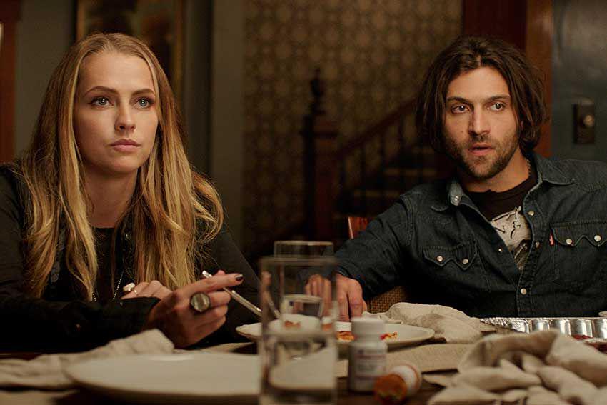 Teresa Palmer dan Alexander DiPersia dalam film Lights Out. (dok. Warner Bros. Pictures/Lights Out)