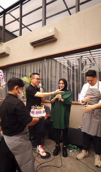 potret peresmian restoran baru Mam Rieta (instagram.com/rieta_amilia)