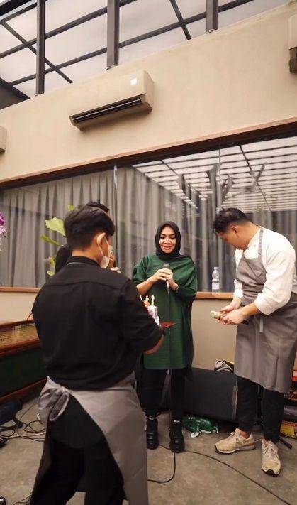 potret peresmian restoran baru Mam Rieta (instagram.com/rieta_amilia)