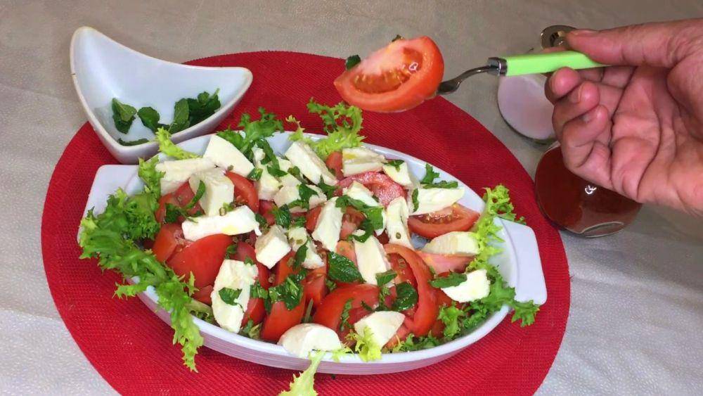 Mozzarella salade. (YouTube.com/Frenchia Délice)