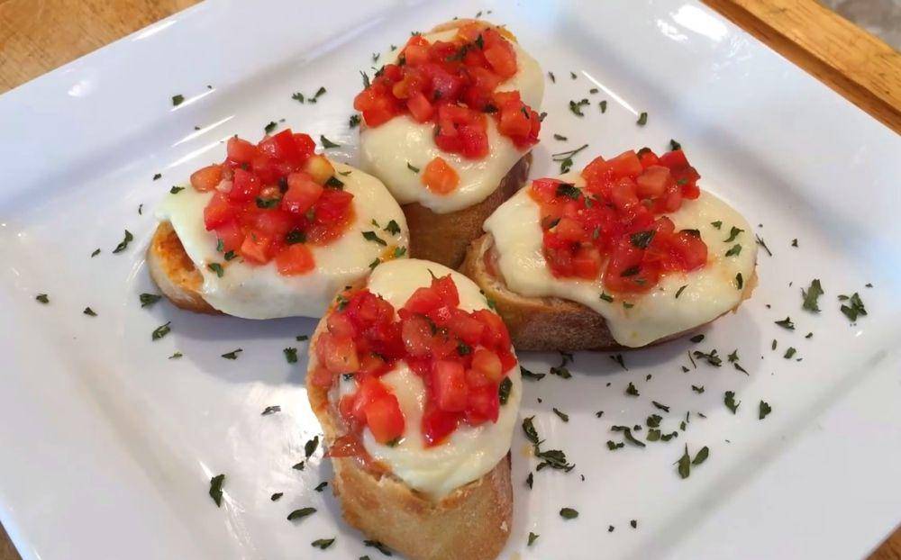French baguettes with prosciutto, mozzarella, dan bruschetta. (YouTube.com/Chef B)