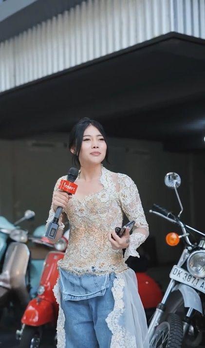 Wendy Walters motoran pakai kebaya (instagram.com/popsovia)