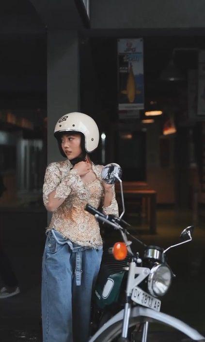 Wendy Walters motoran pakai kebaya (instagram.com/popsovia)
