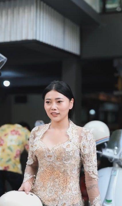 Wendy Walters motoran pakai kebaya (instagram.com/popsovia)