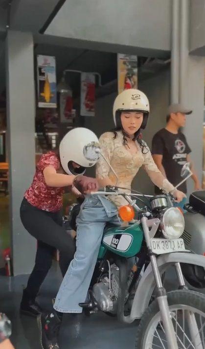 Wendy Walters motoran pakai kebaya (instagram.com/popsovia)