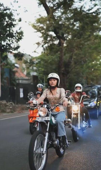 Wendy Walters motoran pakai kebaya (instagram.com/popsovia)