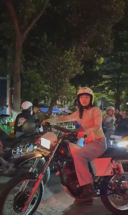 Wendy Walters motoran pakai kebaya (instagram.com/popsovia)
