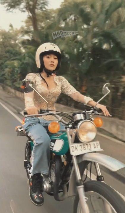 Wendy Walters motoran pakai kebaya (instagram.com/mabscoot)