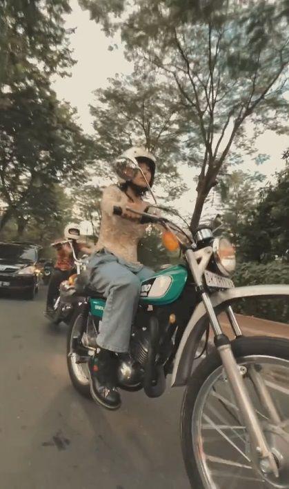 Wendy Walters motoran pakai kebaya (instagram.com/mabscoot)