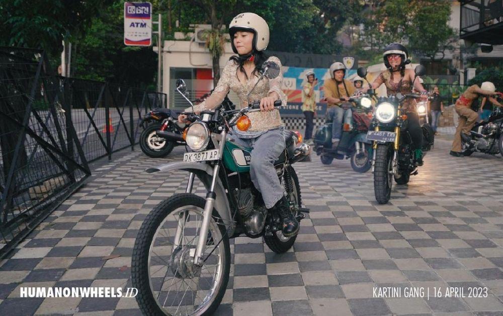 Wendy Walters motoran pakai kebaya (instagram.com/humanonwheels)