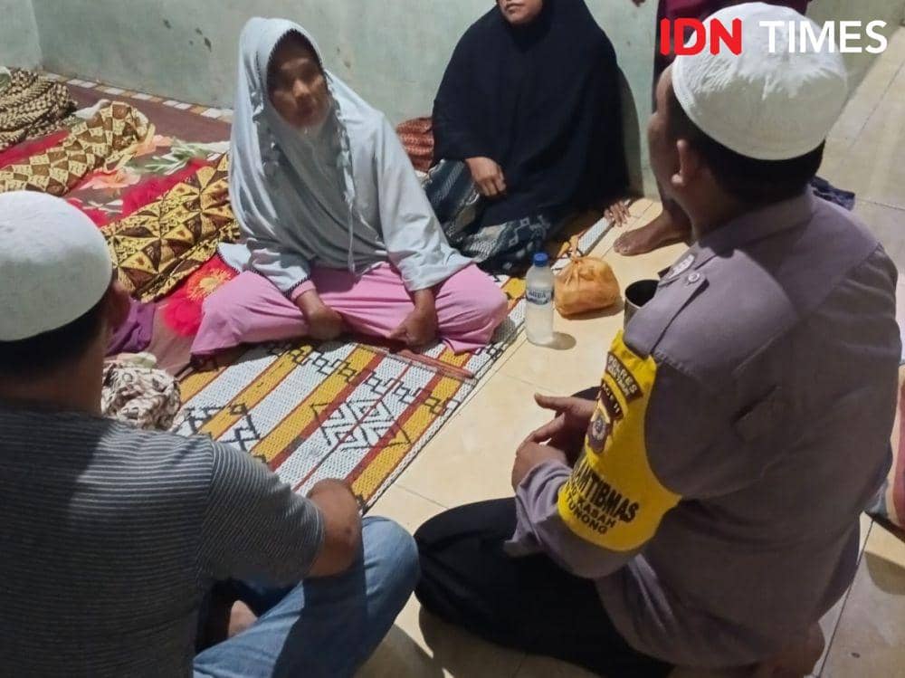 Polisi ketika menyambangi rumah korban. (Dokumentasi Humas Polres Aceh Timur untuk IDN Times)