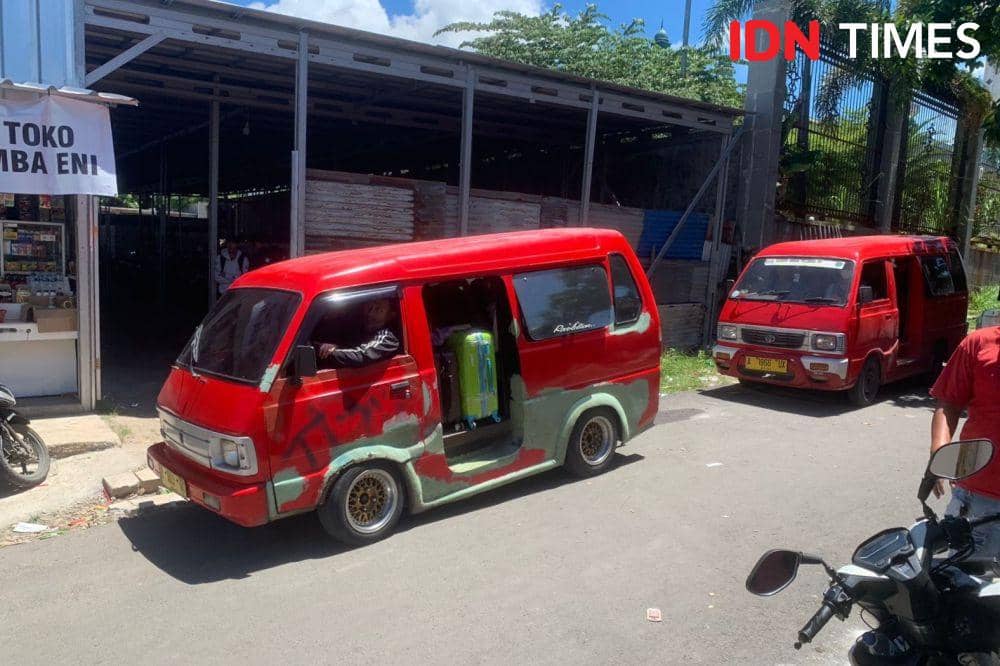 Sopir Angkot Stasiun Cilegon Tolak Feeder Bus Damri Menuju Merak