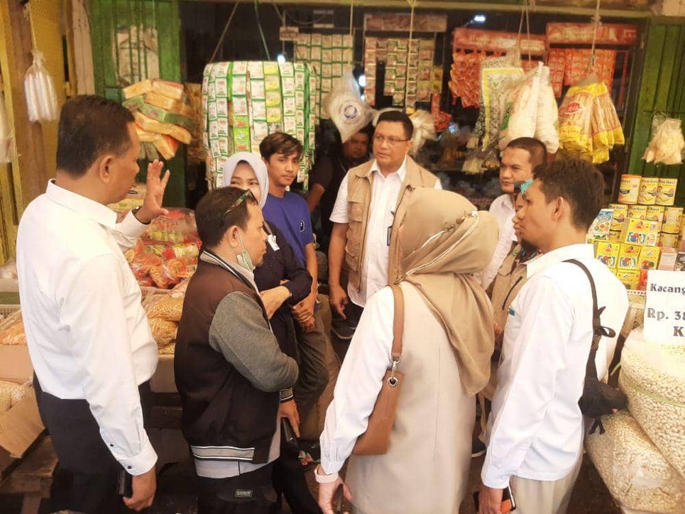 Satgas Pangan Mabes Polri mengecek ketersediaan harga dan bahan pokok di Pasar Terong Makassar, Senin (17/4/2032). (Dok. Istimewa)