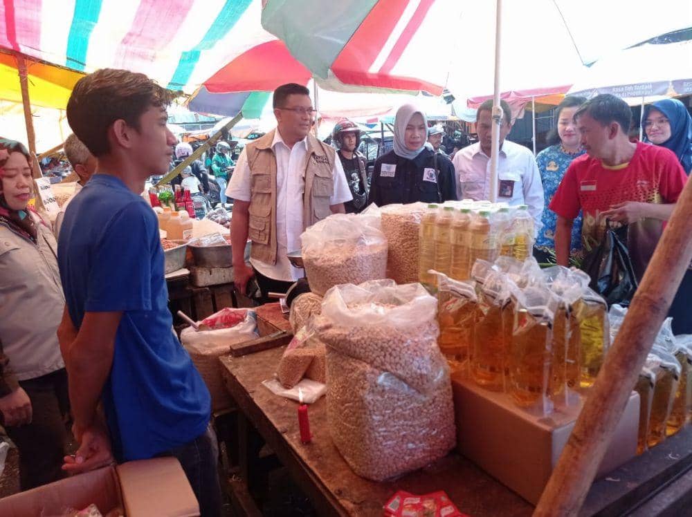 Satgas Pangan Mabes Polri mengecek ketersediaan harga dan bahan pokok di Pasar Terong Makassar, Senin (17/4/2032). (Dok. Istimewa)
