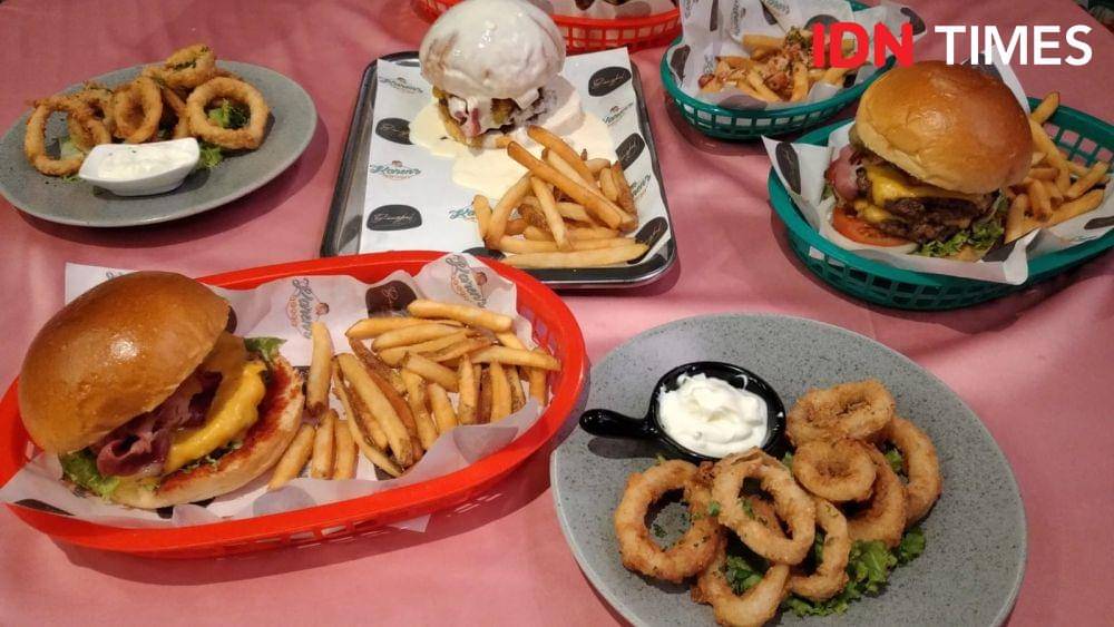 Ilustrasi menu paket di Karen's Diner, Jakarta (IDN Times/Dhiya Awlia Azzahra)