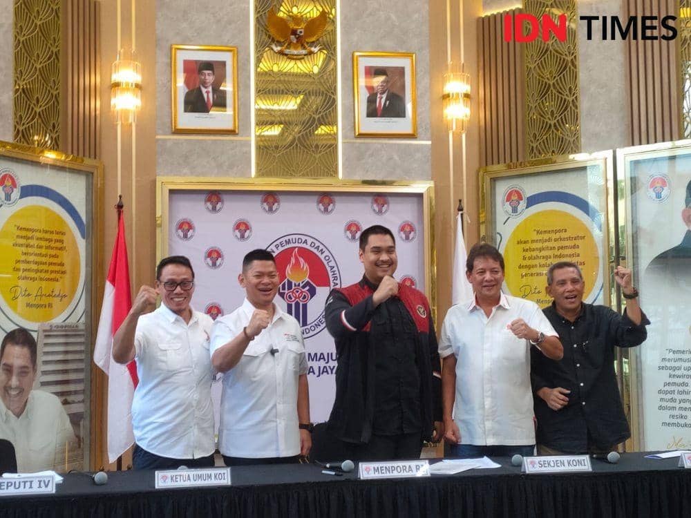 Menteri Pemuda dan Olahraga, Dito Ariotedjo (hitam), saat umumkan keberangkatan atlet ke SEA Games 2023 (IDN Times / Tino Satrio)