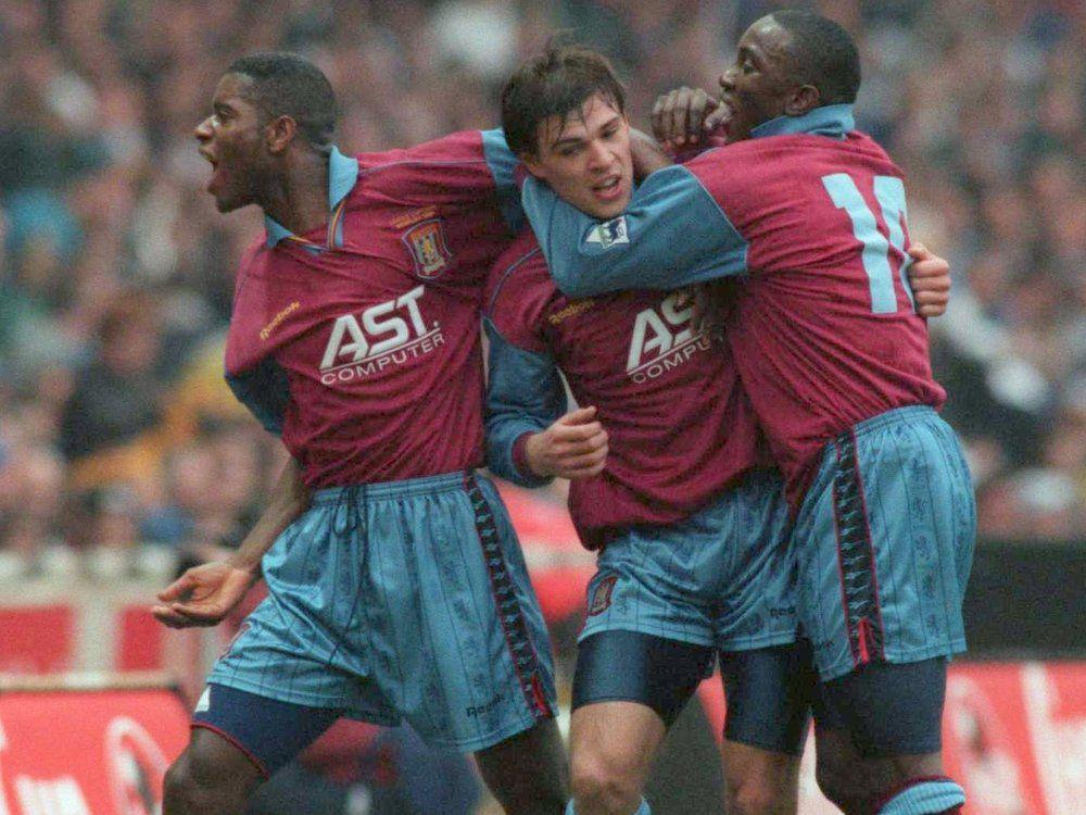 Para pemain Aston Villa merayakan gol pada musim 1995/1996. (twitter.com/AVFCOfficial)