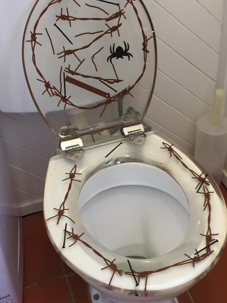 potret momen kocak di toilet (reddit.com/user/Clunkytoaster51)
