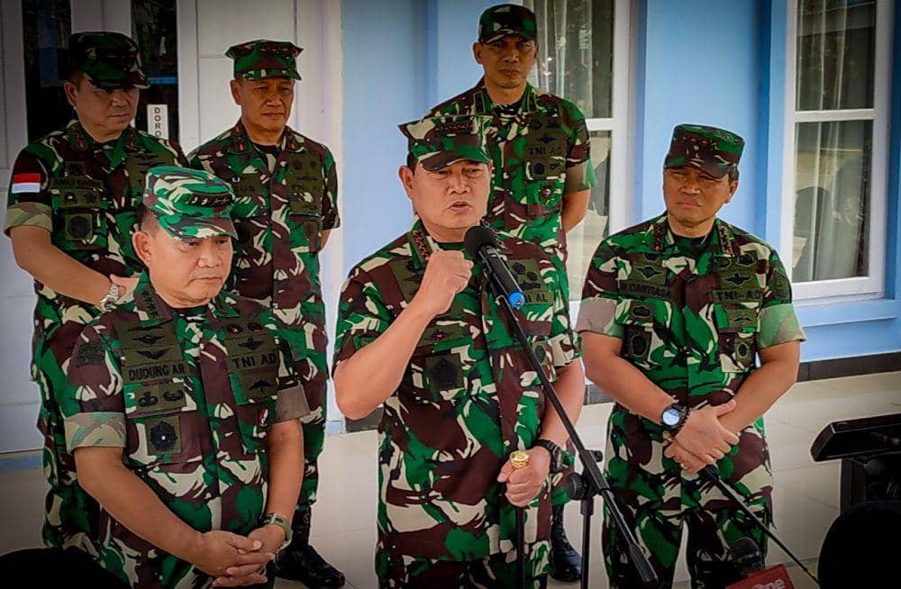 Panglima TNI, Laksamana Yudo Margonodi, saat jumpa pers di Mako Lanud Yohanis Kapiyau, Timika, Papua Tengah, Selasa (18/4/2023). (IDN Times/Endy Langobelen)