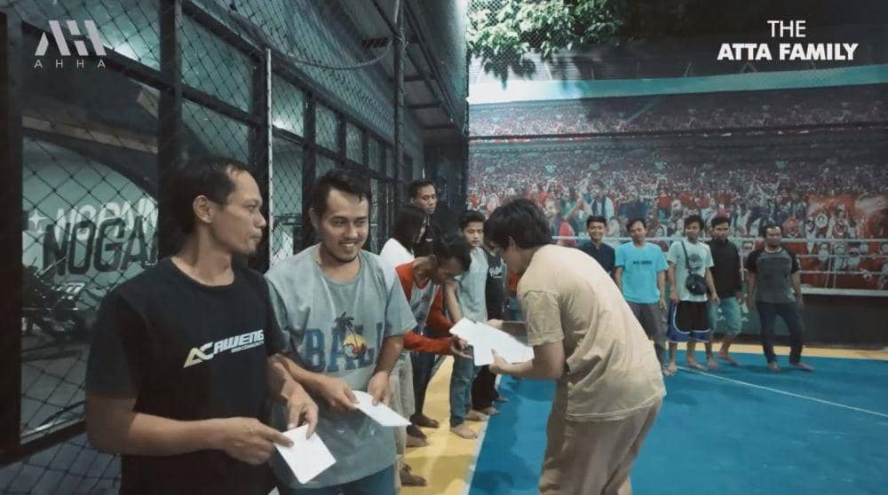 Atta Aurel bagi THR (YouTube.com/Atta Halilintar)