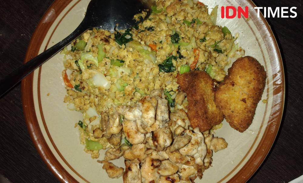 Ilustrasi oatmeal goreng sayuran (IDN Times/Dhiya Awlia Azzahra)