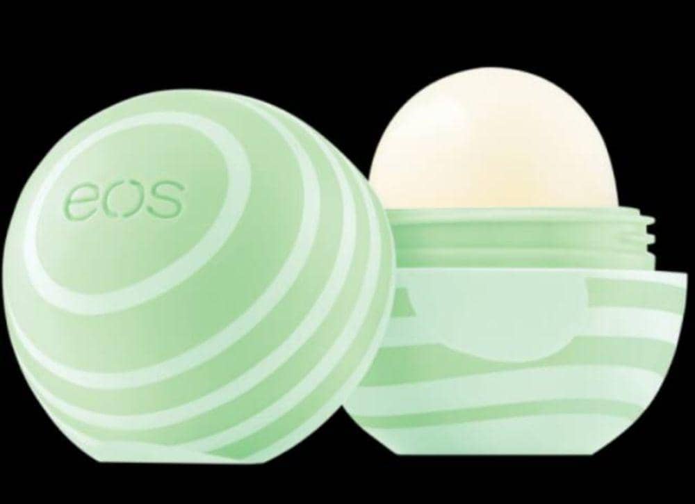 EOS Visibly Soft Lip Balm (shopee.co.id/eawncosmetics)