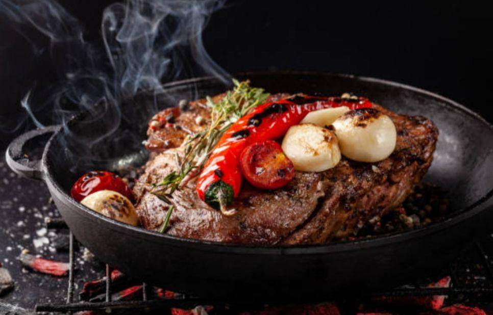 ilustrasi daging yang digoreng (istockphoto.com/Zufar Kamilov)