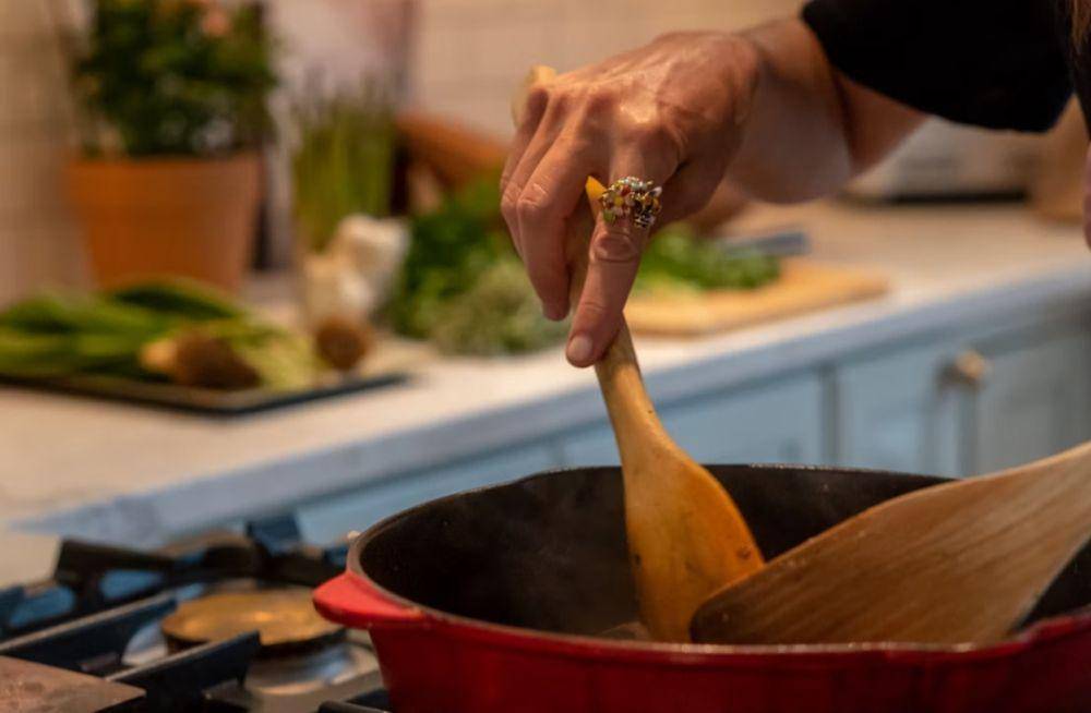 ilustrasi mengaduk masakan (unsplash.com/Douglas Fehr)