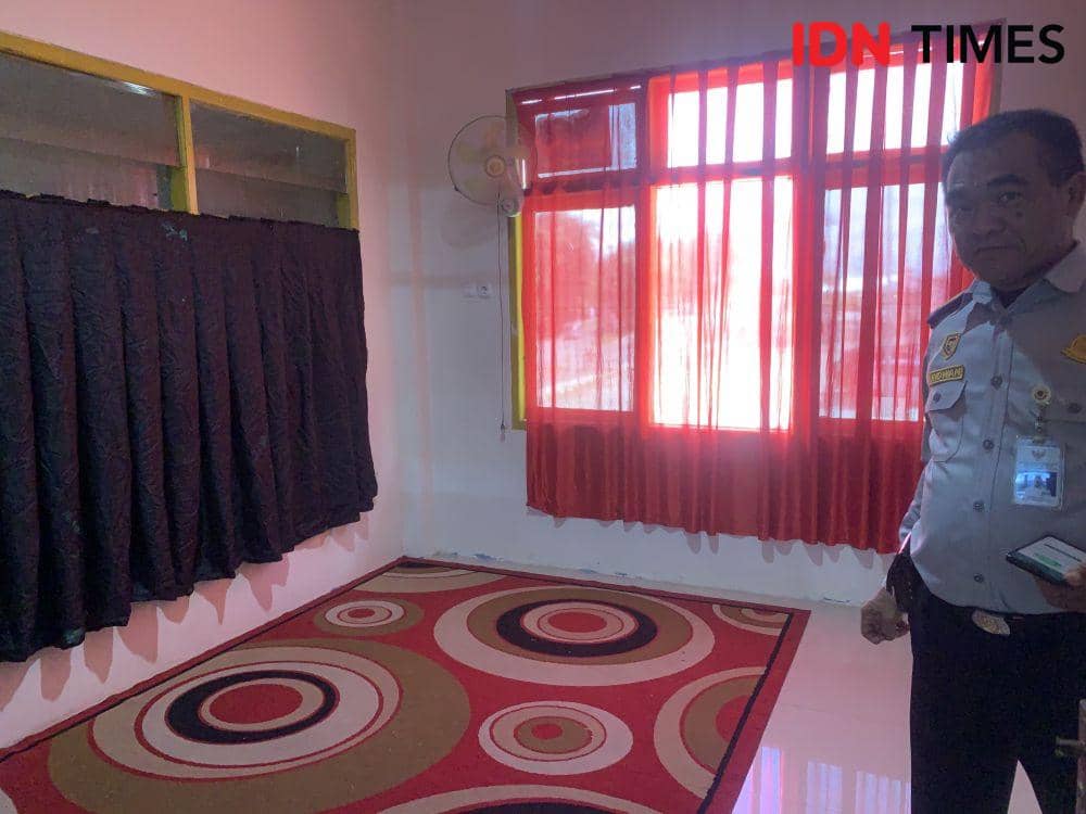 Pos singgah penumpang Terminal Rajabasa. (IDN Times/Rohmah Mustaurida)
