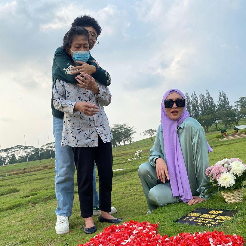 potret Angelina Sondakh dan keluarga ke makam papa (instagram.com/angelinasondakh09)