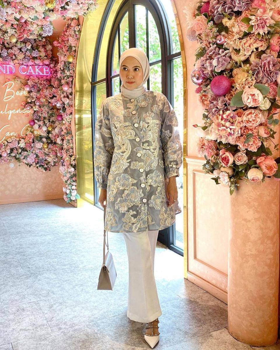 mix and match celana untuk kondangan ala Vita Nurvitasari (instagram.com/vita.nurvitasari)