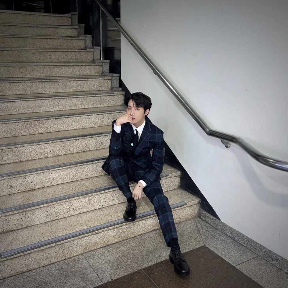Gaya busana J-Hope (instagram.com/uarmyhope)