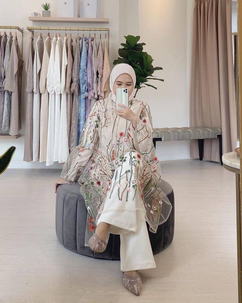 mix and match celana untuk kondangan ala Vita Nurvitasari (instagram.com/vita.nurvitasari)