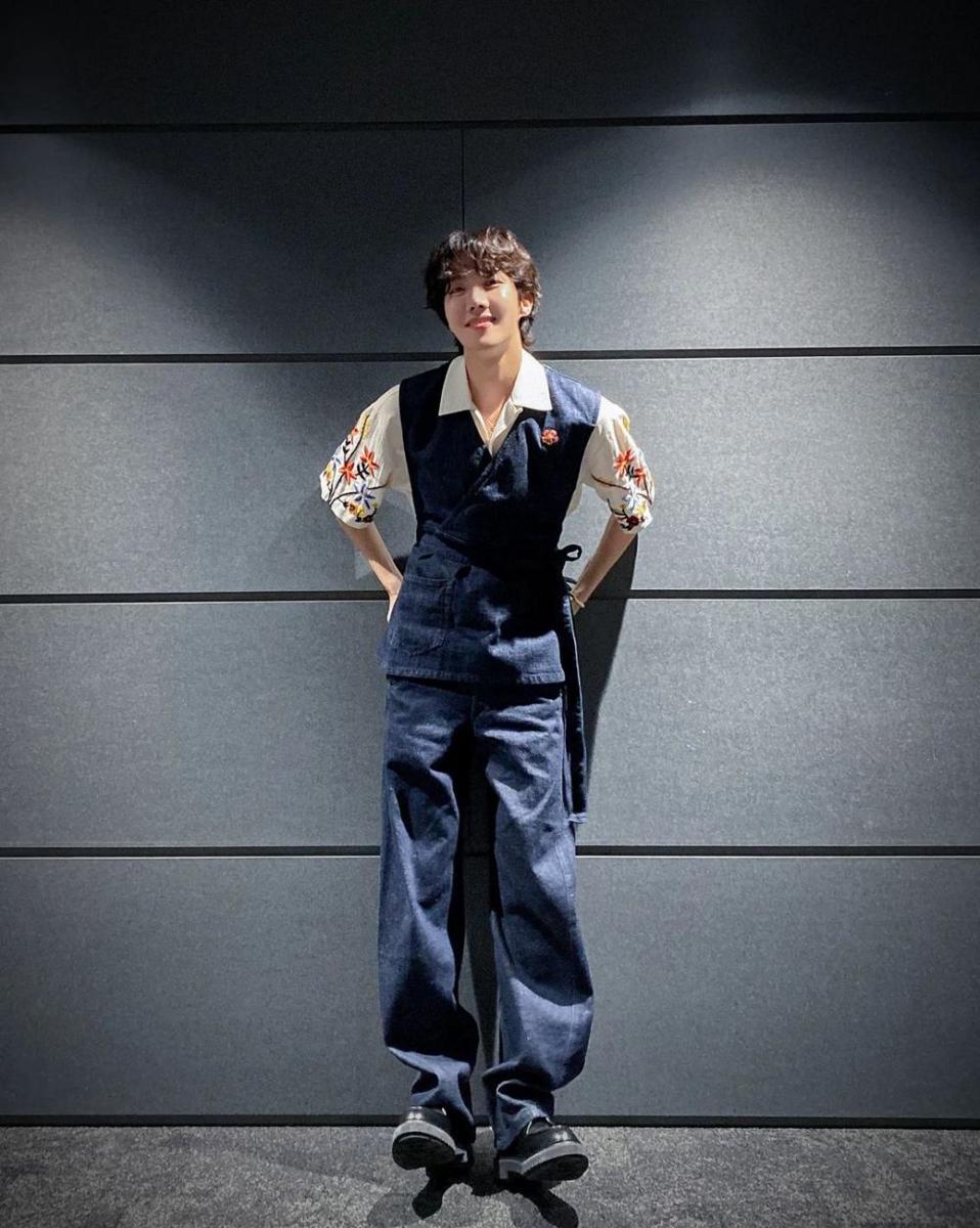 Gaya busana J-Hope (instagram.com/uarmyhope)