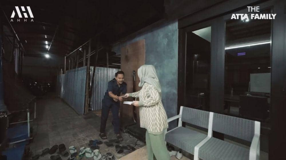 Atta Aurel bagi THR (YouTube.com/Atta Halilintar)