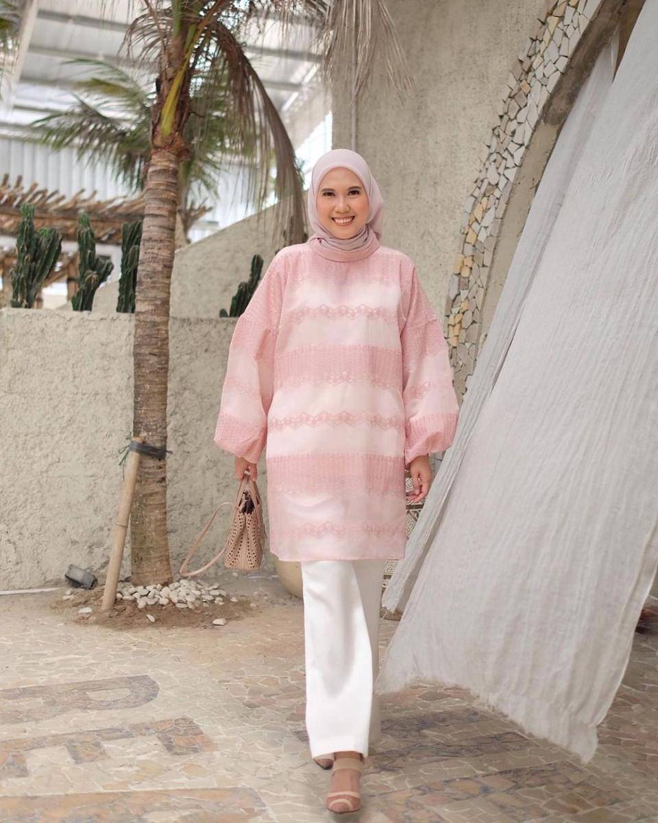 mix and match celana untuk kondangan ala Vita Nurvitasari (instagram.com/vita.nurvitasari)